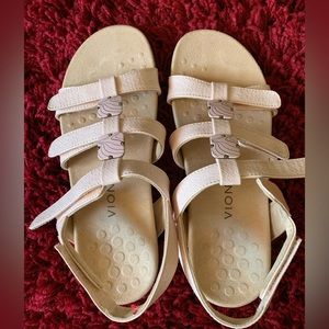 Vionic sandals size 9 in the color peach NWOT